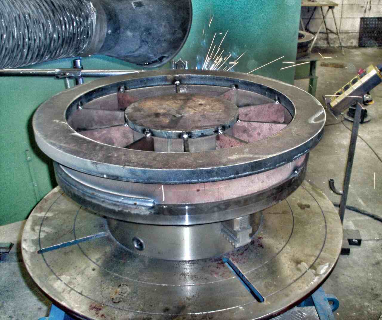 Empresa de soldadura en Vitoria especializada en calderería, acero inoxidable, aluminio y virador. Soluciones industriales en Álava, Vizcaya y La Rioja.