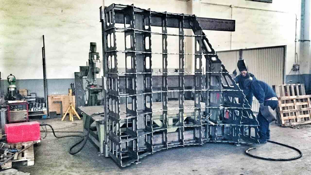 Empresa de soldadura en Vitoria especializada en calderería, acero inoxidable, aluminio y virador. Soluciones industriales en Álava, Vizcaya y La Rioja.